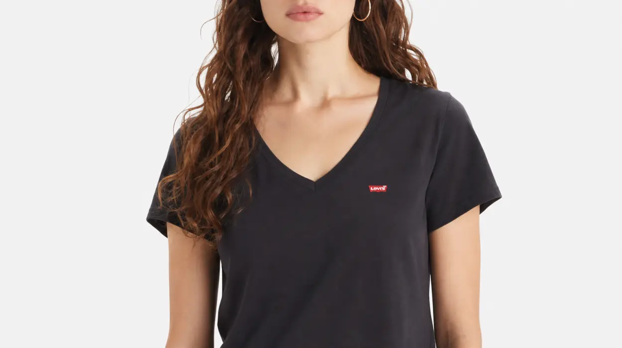 Camiseta Levi's Perfect V-Neck negra para mujer