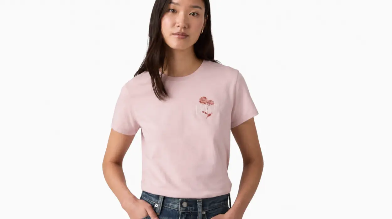 Camiseta Levi's The Tee Serif Chest Rose para mujer
