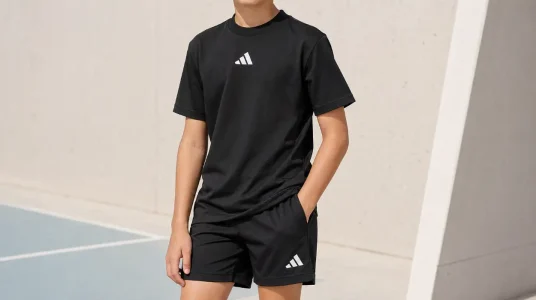 Camiseta adidas Essentials para niños unisex en negro/blanco años
