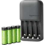 Cargador de pilas Amazon Basics con 4 pilas AA