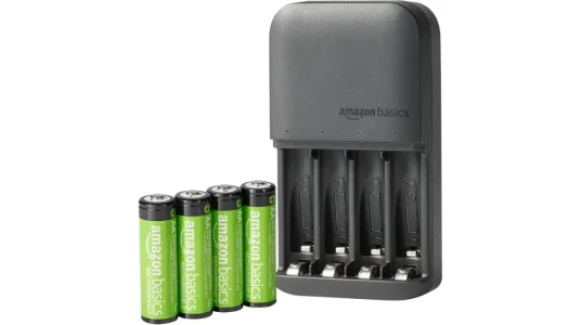 Cargador de pilas Amazon Basics con 4 pilas AA
