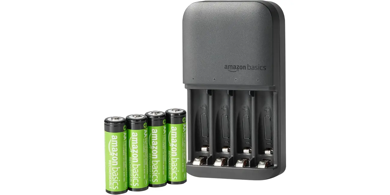Cargador de pilas Amazon Basics con 4 pilas AA
