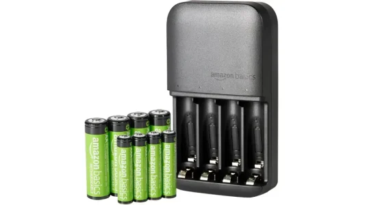 Cargador de pilas + 4x pilas AA + 4x pilas AAA Amazon Basics