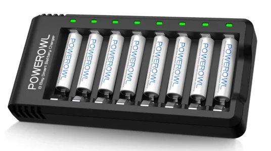 cargador de pilas Powerowl con 8 pilas recargables AAA
