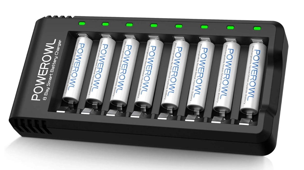cargador de pilas Powerowl con 8 pilas recargables AAA