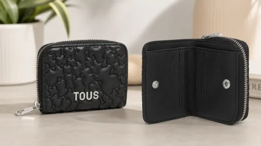 Cartera Tous Puffy Bear negra para mujer, medidas compactas de 8 x 10,5 x 2,5 cm