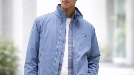 cazadora-de-entretiempo-tommy-jeans-essential-con-cuello-alto-para-hombre