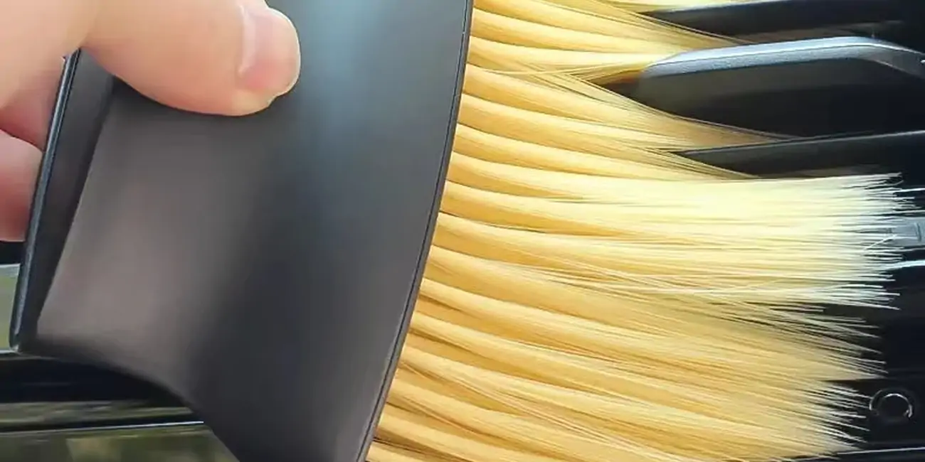 Cepillo suave de cerdas largas para limpiar el coche