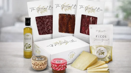 cesta gourmet box premium para regalar con ibéricos y queso de oveja