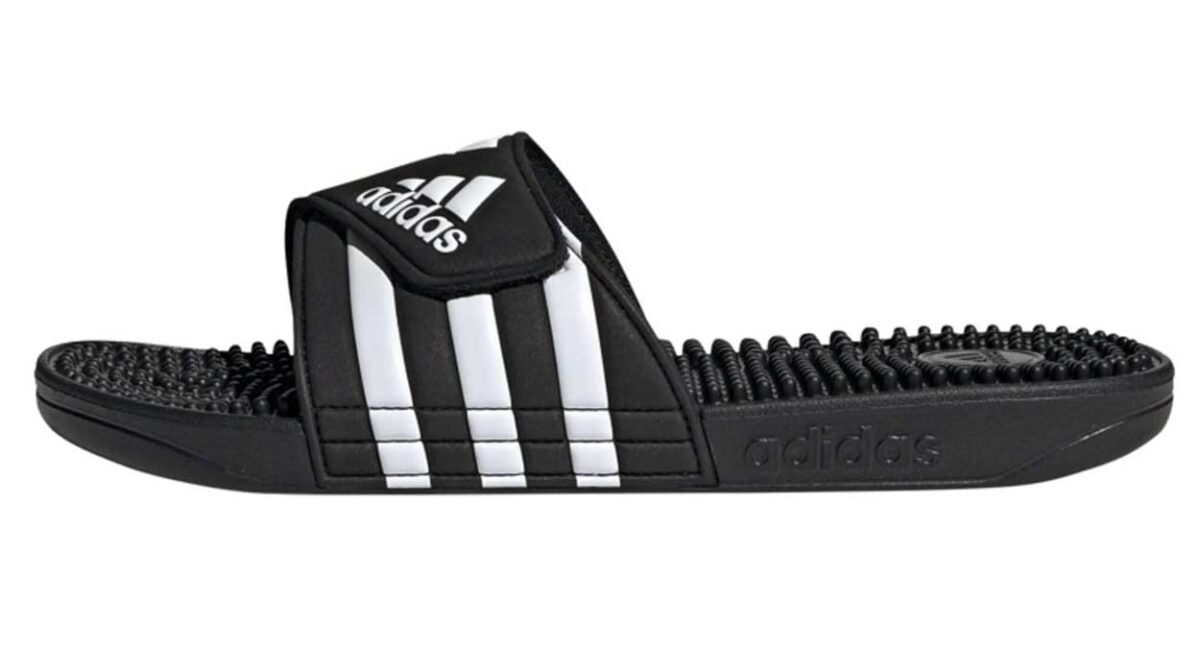 Estas son las chanclas más vendidas de Adidas que te masajean los pies y que hoy puedes cazar con una rebaja arrolladora