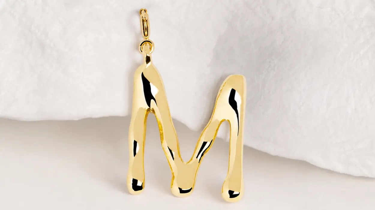 Charm Singularu Letter XL: colgante de inicial con baño de oro de 18 kt