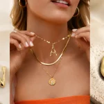 Colgante de letra C Singularu Charm Letter XL en latón con baño de oro de 18 kt