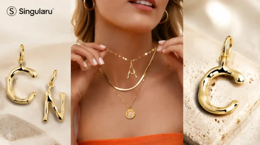 Colgante de letra C Singularu Charm Letter XL en latón con baño de oro de 18 kt