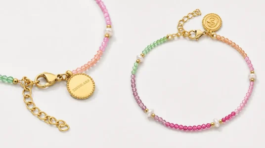 Chollo Pulsera Singularu Dye Pearls Colors de acero con baño de oro 18 kt. por sólo 12,74€ (28% de descuento)