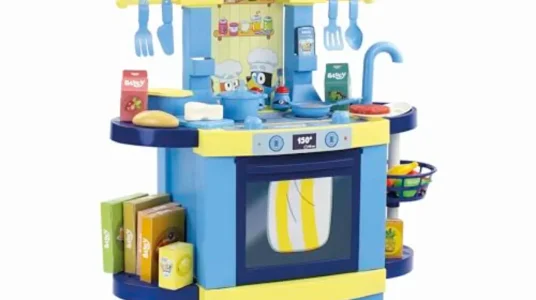 Cocina de juguete Bluey 2 en 1: cocinita transformable en barbacoa para pequeños chefs