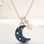 Colgante Swarovski Luna con perla de cristal y baño en oro rosa