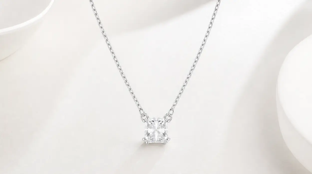 Colgante Swarovski Stilla Attract con zirconia cuadrada