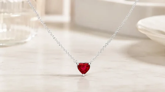 Pandora Timeless: collar de corazón en plata de ley con cristales rojos y circonitas