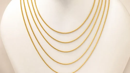 Collar Cleopatra de Singularu para mujer en acero con baño de oro de 18kt y cinco cadenas