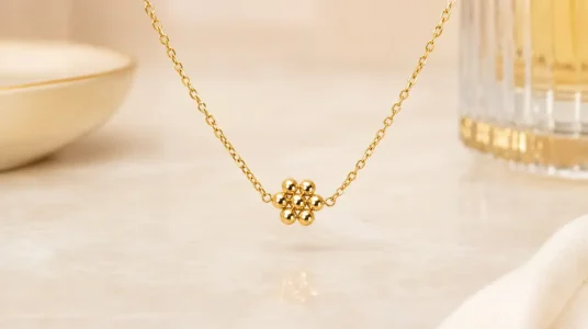 Collar de acero inoxidable bañado en oro Tiny Daisy de Singularu para mujer