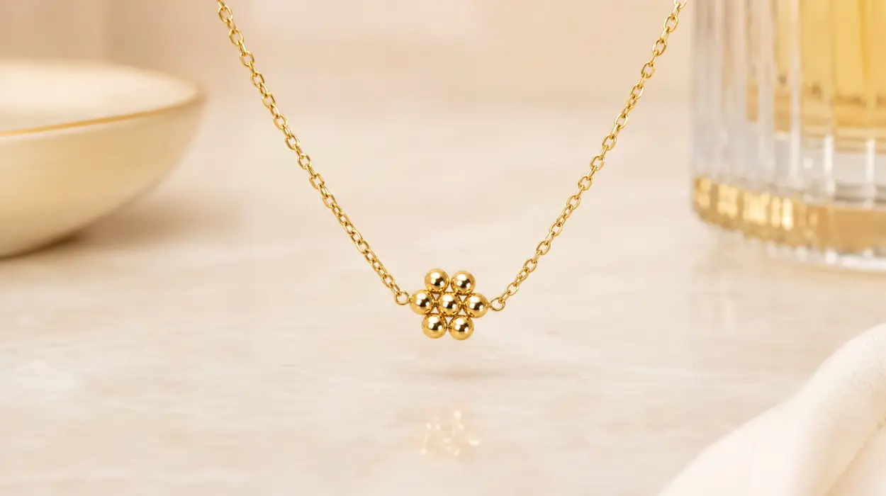 Collar Singularu Tiny Daisy bañado en oro para mujer