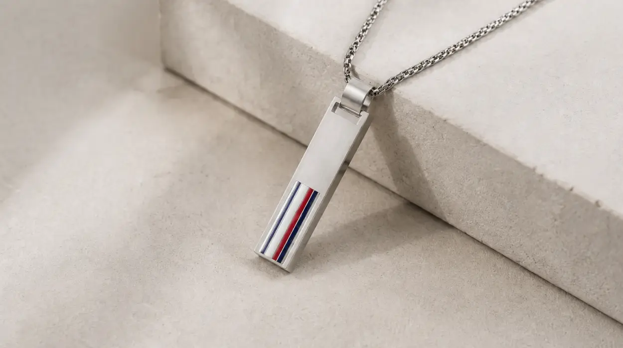 Collar Tommy Hilfiger 2790314 con placa grabada de acero inoxidable para hombre