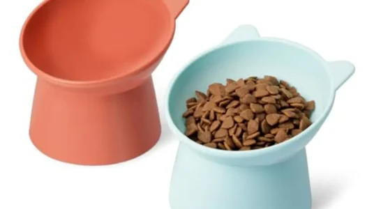 Comederos elevados para gatos Amazon Basics con forma de oreja de gato, pack de 2 en naranja y azul