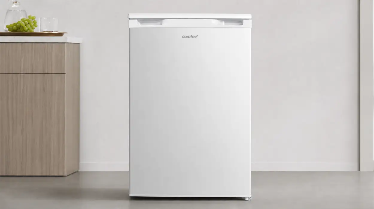 Congelador vertical Comfee de 88 l con 3 cajones y puerta reversible