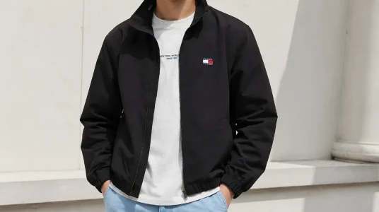 Cortavientos Tommy Jeans para hombre en color negro
