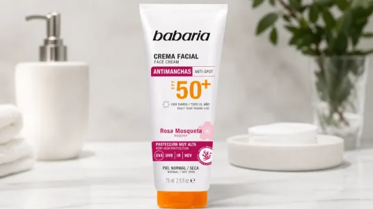 Protector solar facial Babaria SPF50+ antimanchas con rosa mosqueta de 75 ml