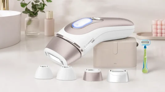 Depiladora luz pulsada Braun Skin i·expert Smart IPL PL7387 blanco/bronce, piel suave en 2 años