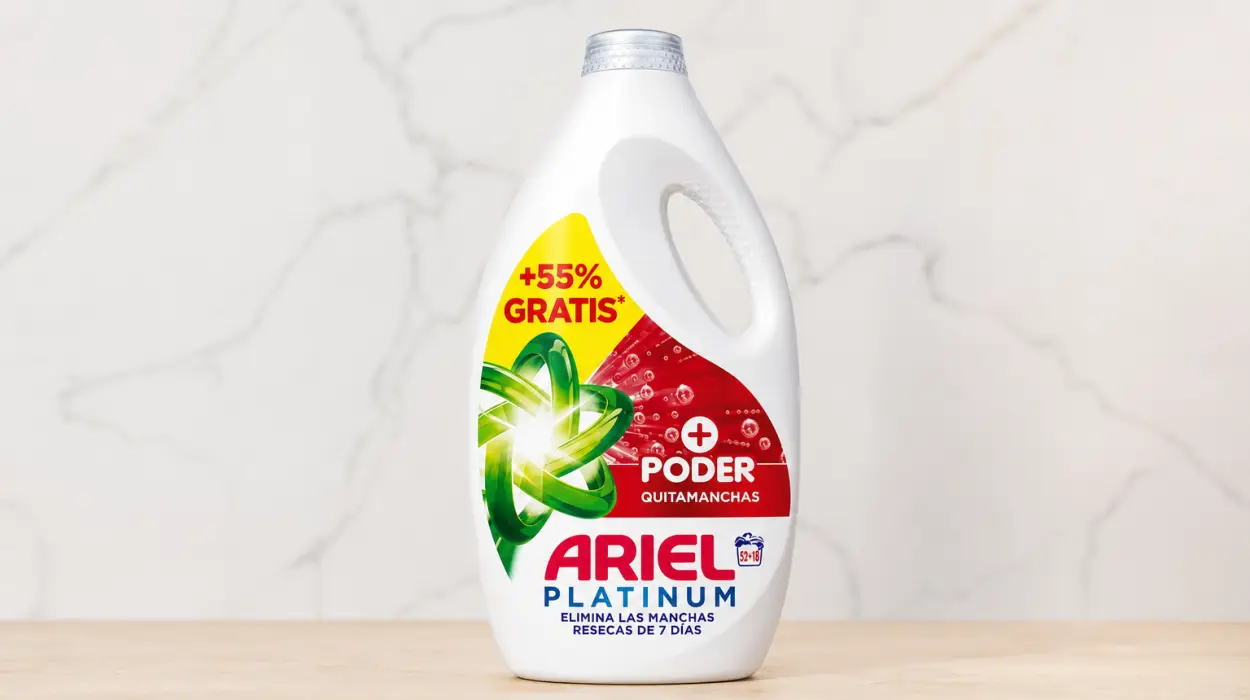 Pack x2 Detergente líquido Ariel para lavadora (100 lavados en total), extrapotente para quitar manchas