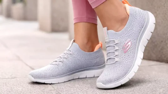 Disfruta la comodidad y el estilo de las Skechers Summits Top Player sin cordones para mujer por sólo 38,95€ con envío gratis (-44%)