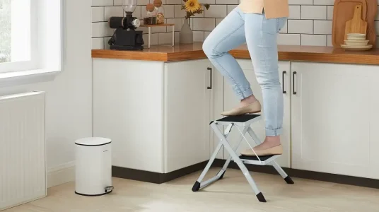 Escalera de tijera Songmics de 2 peldaños