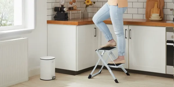 Escalera de tijera Songmics de 2 peldaños