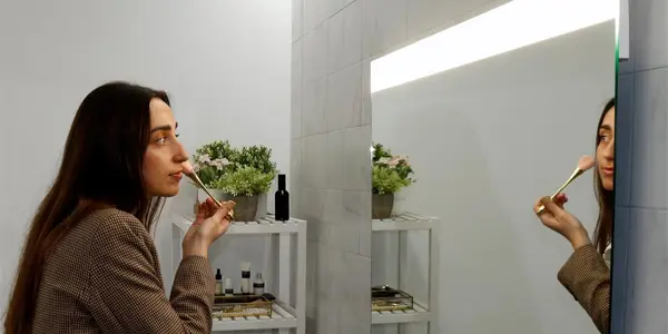 Espejo de baño Aplike Berlín de 80 x 70 cm con luz