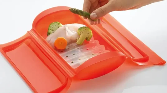 Bandeja translúcida Lékué para cocinar al vapor