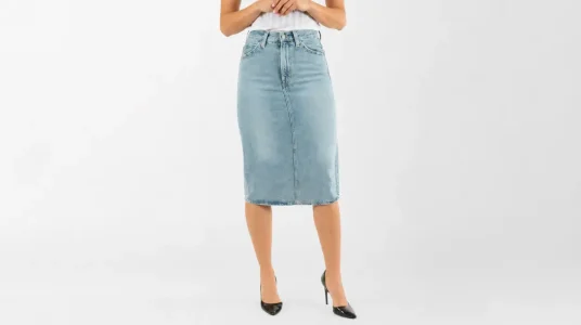 Falda Levi's HR Back Slit Riveting Clean Hem de inspiración vintage