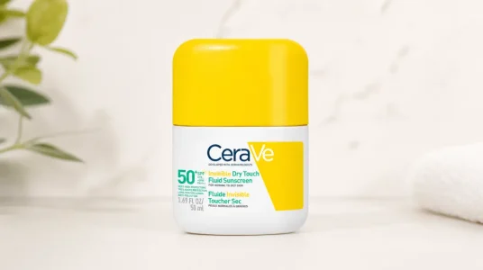 Fluido protector CeraVe Oil Control SPF50+ de 50 ml