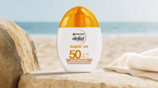 Protector solar facial Garnier Delial Super UV FPS 50+ con ácido hialurónico de 40 ml