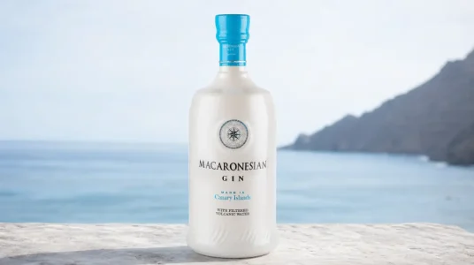 Ginebra Macaronesian de las Islas Canarias con agua filtrada en galerías volcánicas, 700 ml