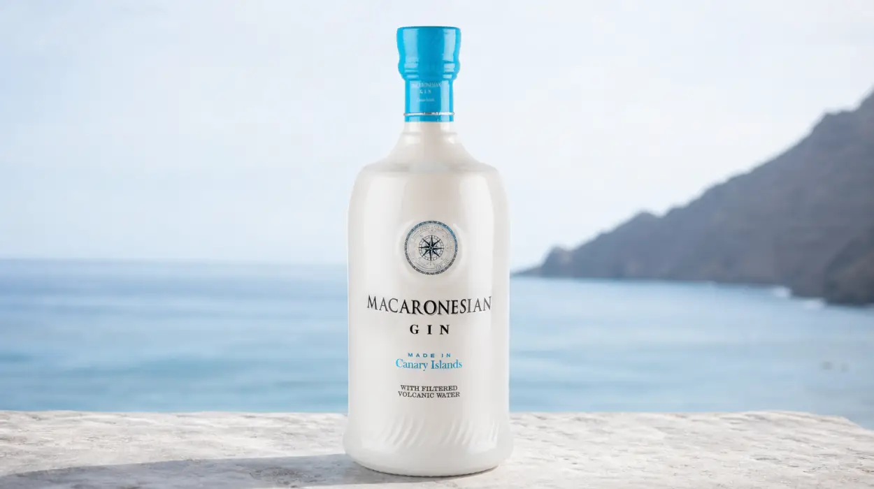 Ginebra Macaronesian de las Islas Canarias con agua filtrada en galerías volcánicas