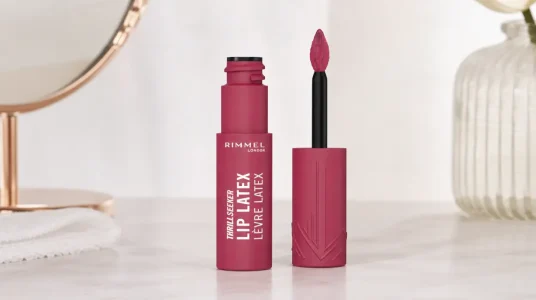 Labial líquido Rimmel London Thrill Seeker Lip Latex en tono Main Character 300 de 6 ml