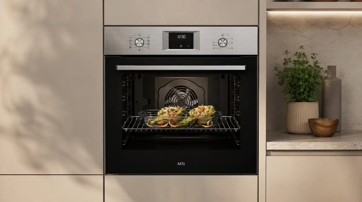 Cocina perfecto con el horno multifunción AEG multifunción con limpieza Aqua Clean y pantalla LED