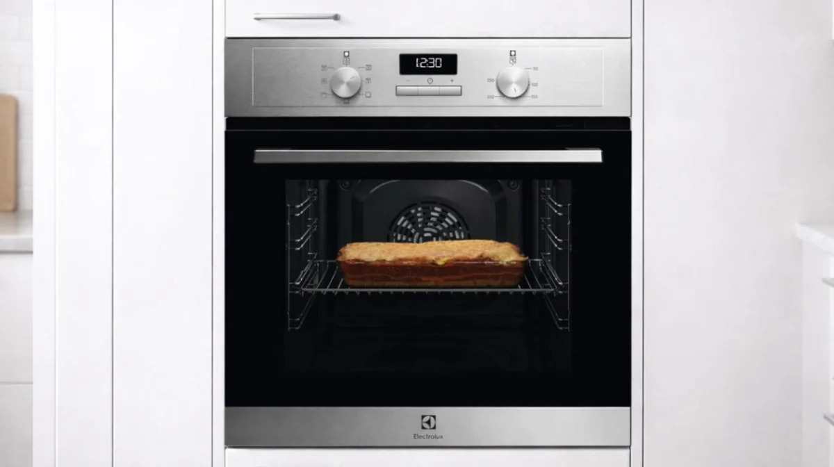 Horno integrable Electrolux con 7 funciones, gran capacidad, display LED y acabado inox antihuellas