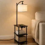 Lámpara de pie vintage LuminexDesigns con estantes y estación de carga para salón y dormitorio