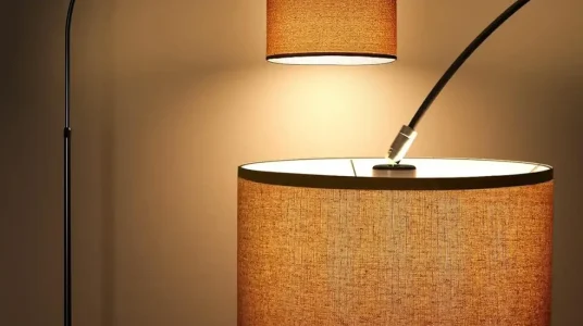 Chollo lámpara depie clásica jasmin con bombilla led e27 y pantalla beige de 33 cm
