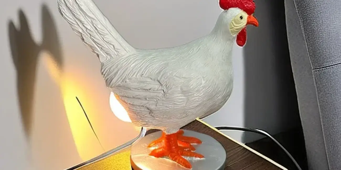 Lámpara LED USB gallina ponedora con huevo que se enciende