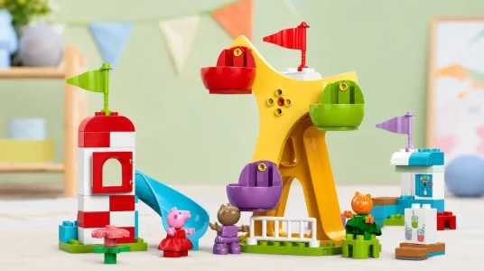Diviértete en el parque de atracciones con el set LEGO Duplo Peppa Pig Feria, ideal para niñas y niños desde 2 años