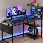 Mesa de juegos Xyphren con panel perforado, enchufe y estantes ajustables para esquinas